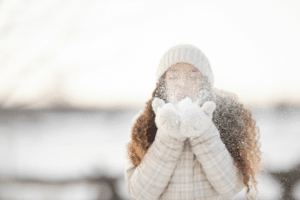 Thanks to effective winter asthma management, a woman enjoys outdoor activities during the cold season.